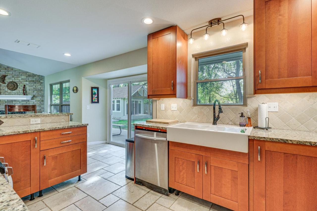 Texas Retreat With Patio, Fireplace And Fenced-In Yard Austin Zewnętrze zdjęcie